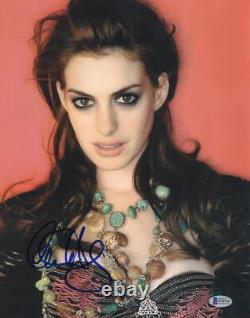Anne Hathaway a signé une photo 11x14 avec une authentique autographe Beckett.