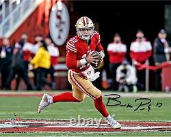 Brock Purdy de San Francisco 49ers - Photographie dédicacée de 8 x 10 lors du lancer