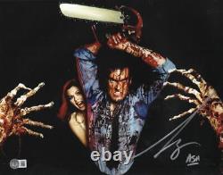 Bruce Campbell a signé une photo 11x14 Evil Dead avec une authentique signature Beckett Witness.