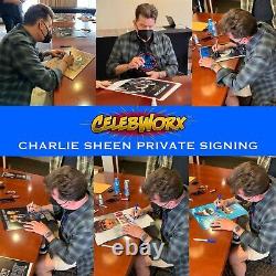 CHARLIE SHEEN a signé une photo de WALL STREET 11x17 avec une authentique autographe JSA COA CERT.