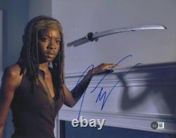 'Danai Gurira a signé une photo 11x14 de The Walking Dead avec une authentique signature autographe de Beckett'