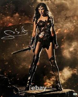Gal Gadot Signé Autographe 16x20 Photo Wonder Woman Celebrity Authentics