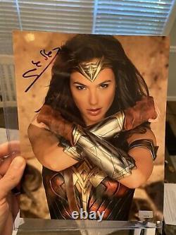 Gal Gadot Wonder Woman Autographe Signé 8x10 Celebrity Authentics Coa