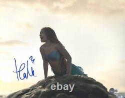 Halle Bailey signe une photo 11x14 de La Petite Sirène, authentique autographe Beckett.