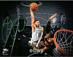 Jayson Tatum Boston Celtics Autographié 11'' X 14'' Dunking Spotlight Photographie