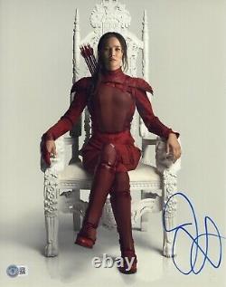 Jennifer Lawrence a signé une photo 11x14 Hunger Games avec une authentique autographe Beckett.