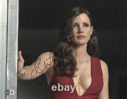 Jessica Chastain a signé une photo de 11x14 de Molly's Game avec une authentique autographe Beckett.