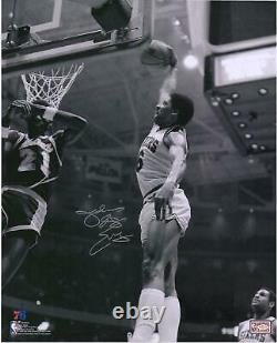 Julius Erving Philadelphia 76ers Signé 16 X 20 Dunk Vs. Lakers Photo