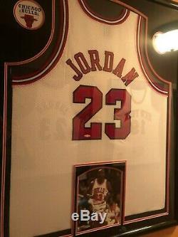 Michael Jordan Chicago Bulls Encadré Signée Jersey Et L'image, Ud Authentifié