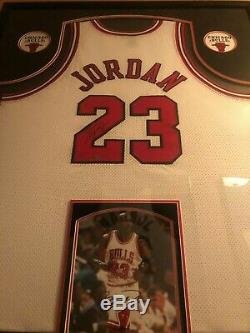 Michael Jordan Chicago Bulls Encadré Signée Jersey Et L'image, Ud Authentifié