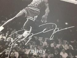 Michael Jordan Uda Upper Deck Authentic Autographié 8.5x11 Noir Et Blanc Photo