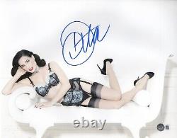 Photo authentique signée en 11x14 de Dita Von Teese, sexy et provocante, avec témoin de Beckett