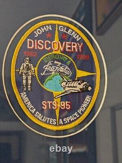 Photo authentique signée et patchs NASA de JOHN GLENN Discovery STS-95 avec COA encadré