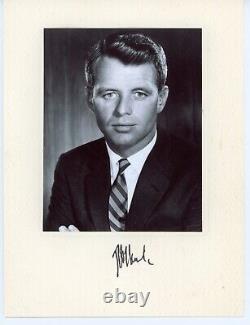 Photo authentique signée par Robert F. Kennedy avec la signature RFK, certifiée par JSA LOA.