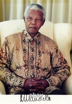 Photo signée authentique de Nelson Mandela, posé assis - Pièce de collection rare