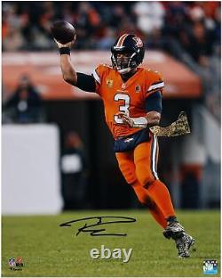 Photographie dédicacée de Russell Wilson des Denver Broncos, 16 x 20, en train de lancer