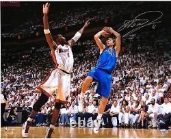 Photographie signée de Dirk Nowitzki des Dallas Mavericks, 16 x 20, tir contre les Kings