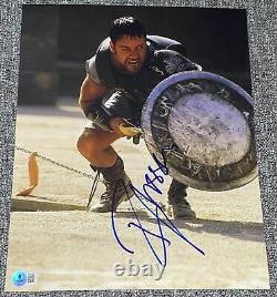 Russell Crowe a signé l'autographe de la photo 11x14 authentique Gladiator Maximus Beckett C