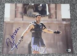 Russell Crowe a signé une photo authentique de 11x14 pouces de Gladiator Maximus Beckett A