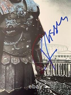 Russell Crowe a signé une photo authentique de 12x18 Gladiator Maximus Beckett F