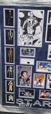 Star Wars Huge Cast Signé Collage Autographié Avec Les Jouets Originaux Harrison Ford